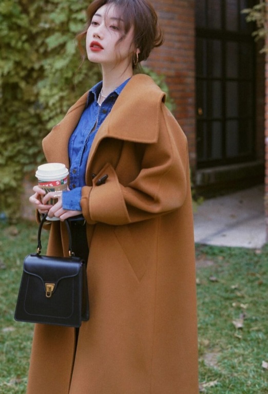 牛角扣|棕色大衣穿腻了?建议尝试叠穿法则,让你美得不一样,高级又洋气