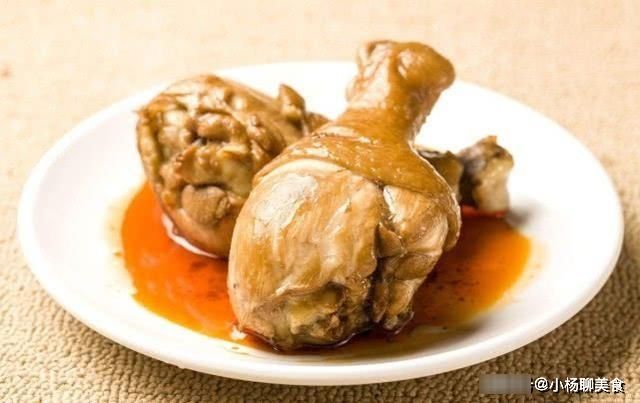 做卤鸡腿时，不要直接下锅卤，牢记两个步骤，鸡腿更香更美味