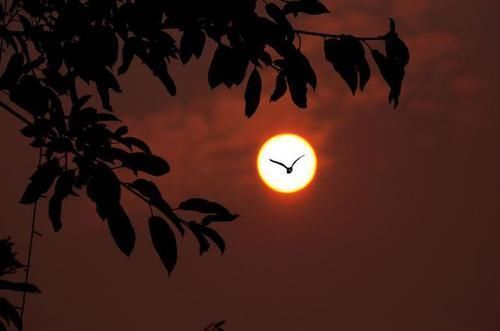 国际天文学联合会 地球与太阳的距离远近变化500万公里，为啥看上去太阳大小不变