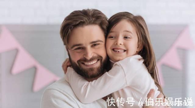 爸爸|同是雨天接娃放学,妈妈和爸爸做法相差太大