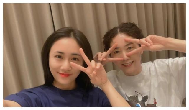 刘芸母亲节晒与妈妈合照被骂妈,本尊霸气回怼:如果我骂你妈你开心吗