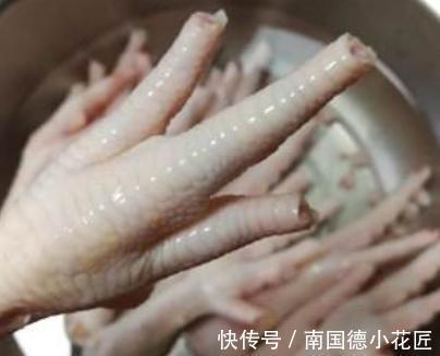 做虎皮鸡爪时,怎么出虎皮?学会这“1招”,鸡爪香软入味更好吃