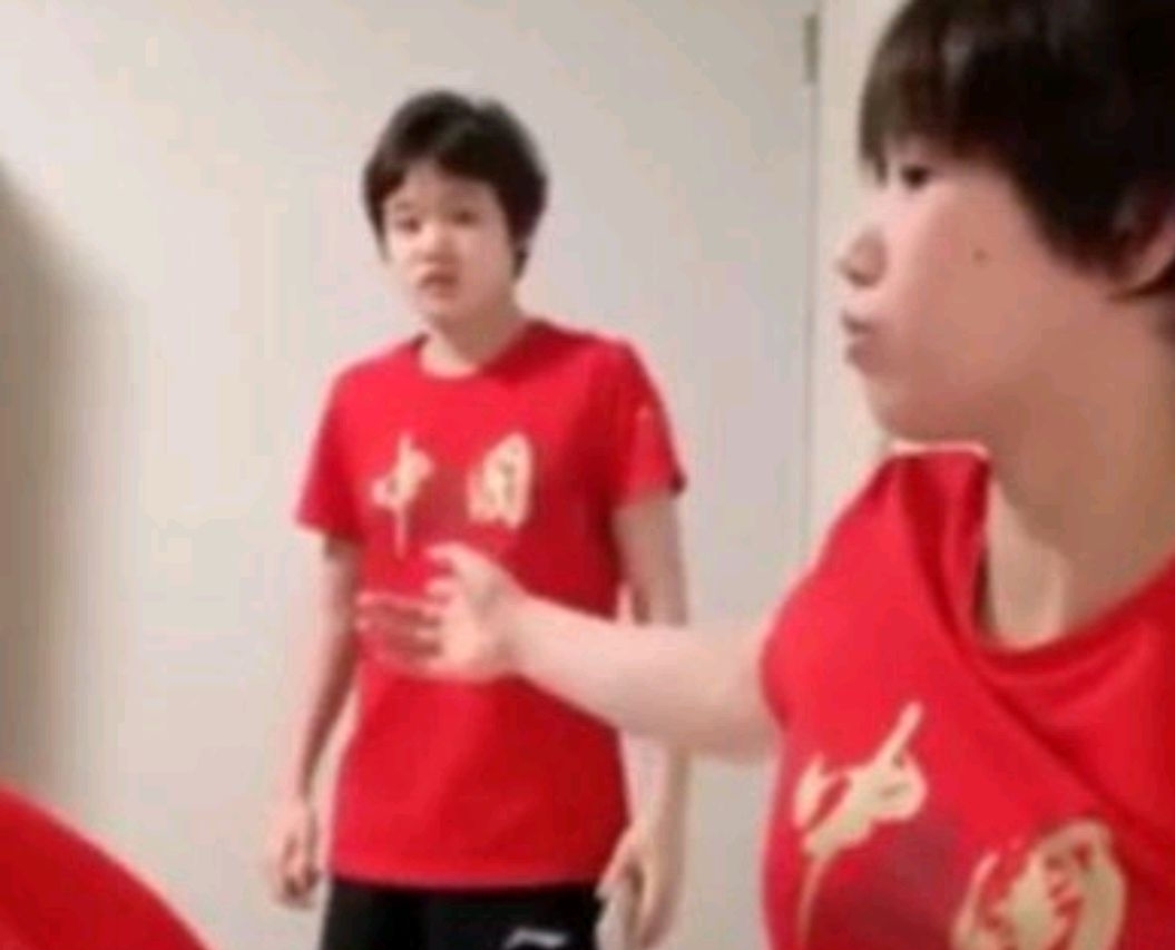 张家齐吐槽全红婵:干嘛捏我腿是不是有毛病,全红婵听后偷偷坏笑