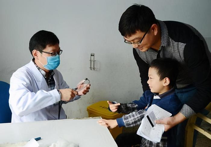 排队|儿子发高烧,医院排队800多号,宝妈心急投诉,医生:自作自受