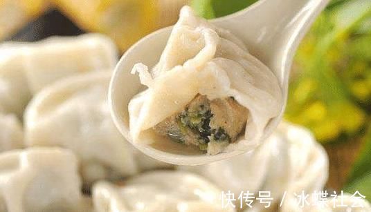 调肉馅时，有人放香油，有人放熟油，都不对，学会正确做法，喷香