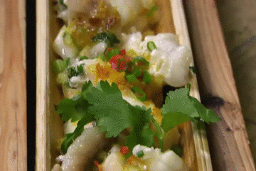 美食｜几位主持人齐齐抬竹子，难道要改行做木工？