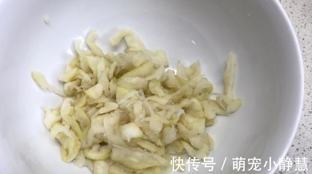 这种水果，皮比肉宝贵多了，可惜很多人不知，总把它当垃圾丢