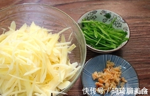 家人|香辣补钙的早餐饼,营养好吃,家人隔三差五就喊馋,一盘瞬间吃光