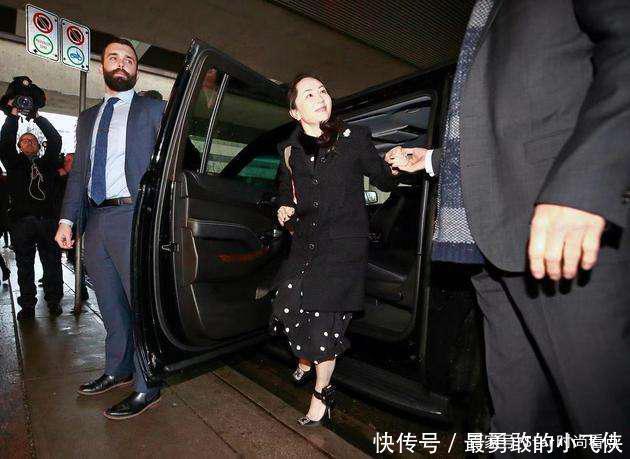 气质|孟晚舟披发造型女人味十足!穿大衣有气场,身材丰腴气质不减