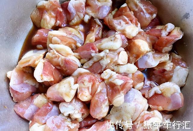 做炖鸡时,不要只会焯水,记住两个窍门,鸡肉软嫩不柴,还很入味