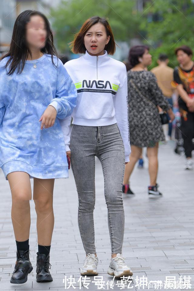 浅灰色|拉链款运动风卫衣，搭配牛仔裤，休闲又时尚