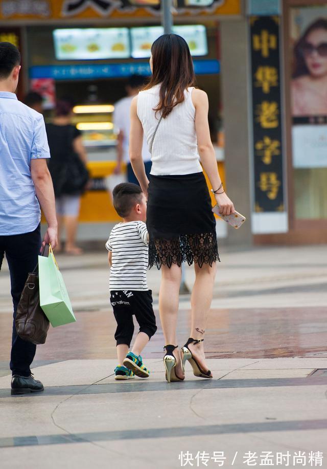 辣妈 街拍路人,时尚的辣妈穿搭就是与众不同,总是给人一种迷人神秘感