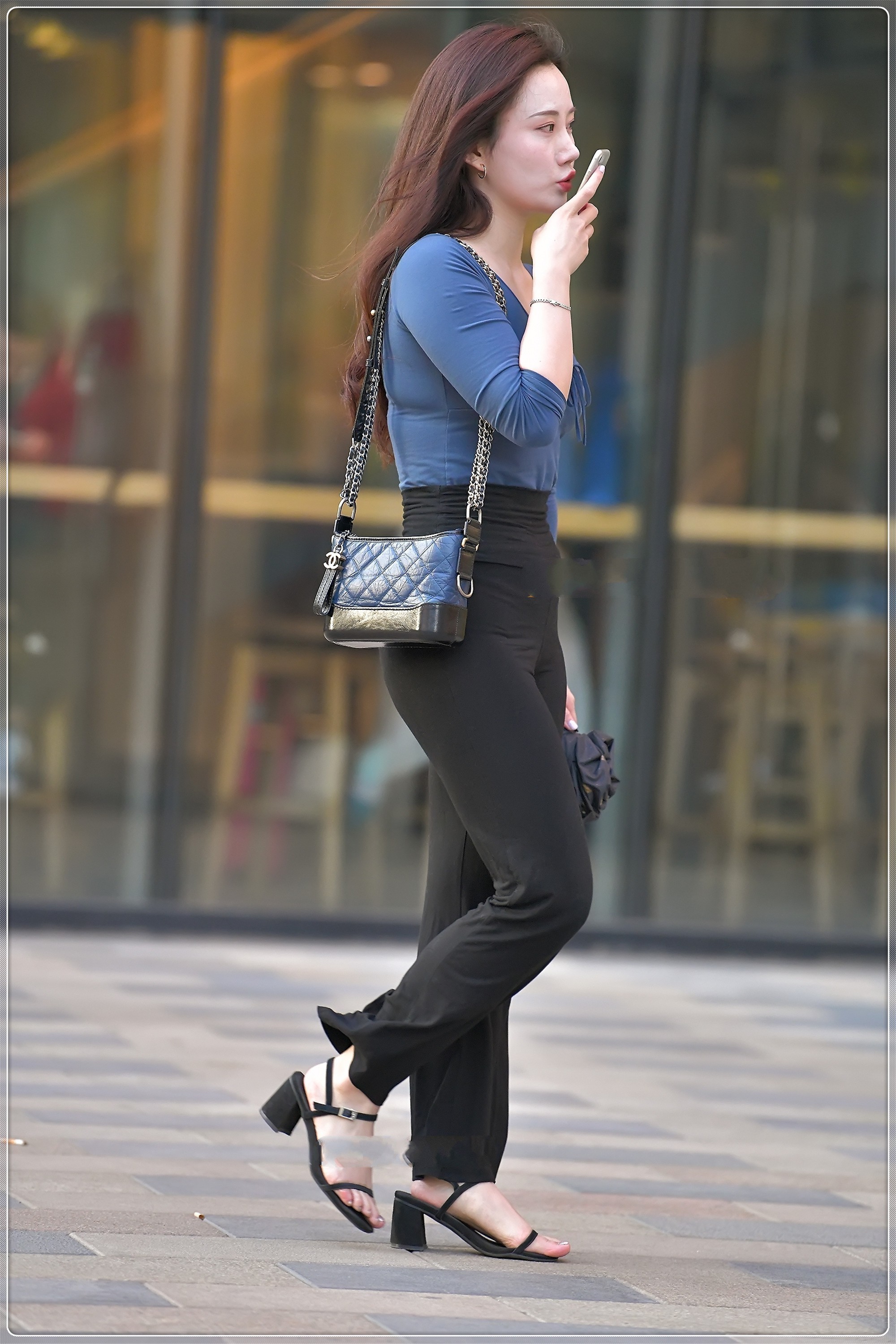 深蓝色V领修身衣搭配黑色阔腿裤,简约时尚,大方优雅