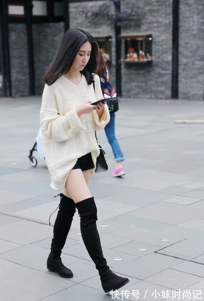 一字肩|街拍,一字肩格子上衣搭配牛仔半身裙,休闲青春范