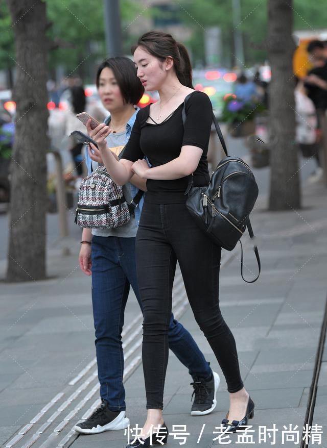 衣服穿上|街拍:中袖上衣搭配小脚裤子,纯色搭配很有休闲风格