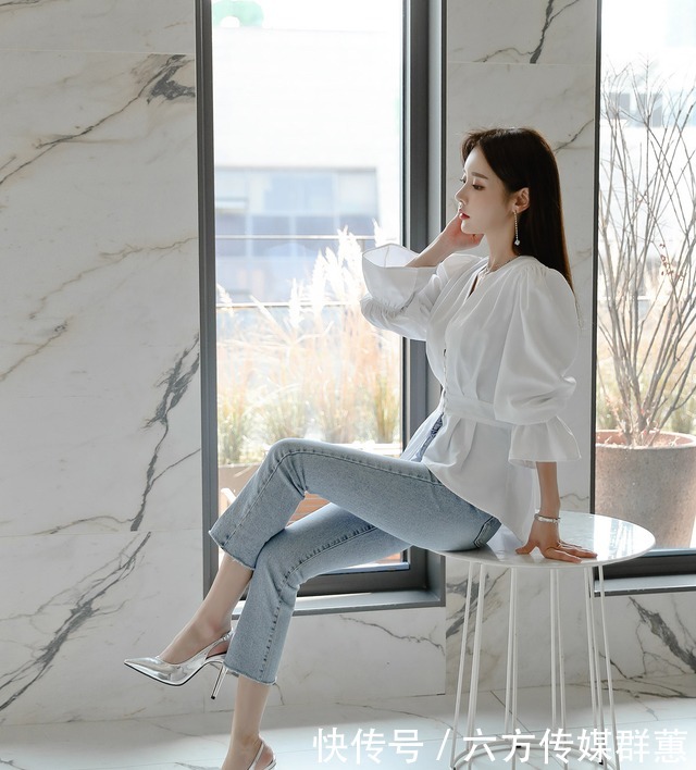 孙允珠|孙允珠时尚穿搭白纯色上衣,显得貌美肤白