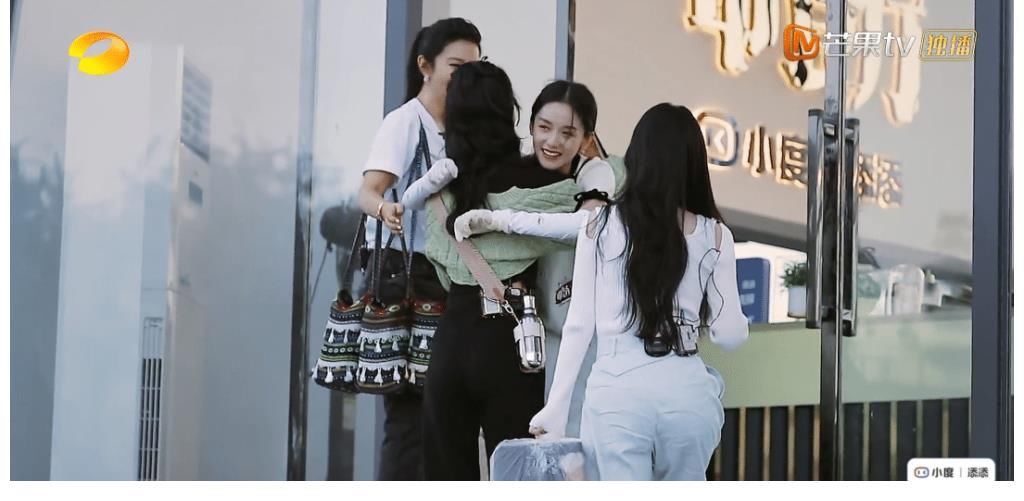 宁静|《中餐厅5》到底有多假?客人吃到生米线不吭声,赵丽颖反应得体