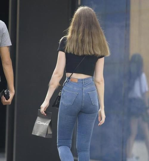 街拍 牛仔裤秀出长腿小妖精的时髦范,微胖身材才是极品,轻松穿出身材