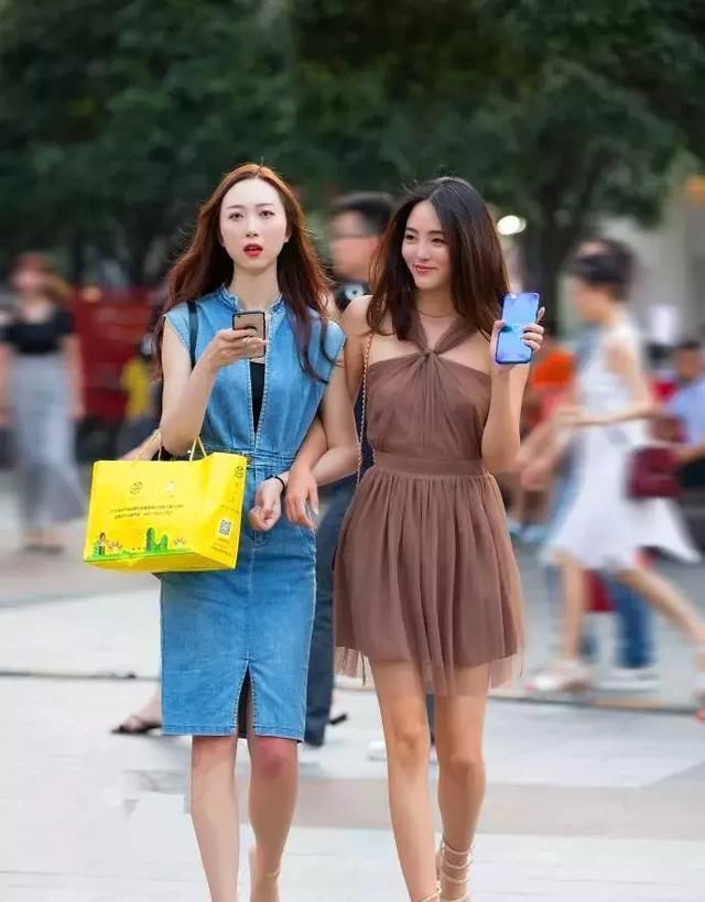 街拍小姐姐一件无袖的连衣裙，修饰的款式，看上去更加迷人