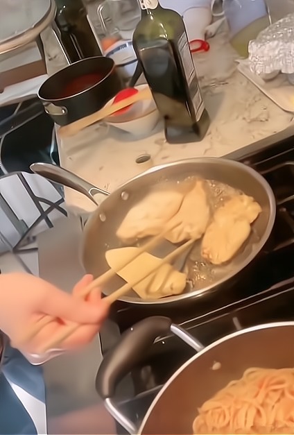 宝马X5|郎平美国生活安逸!住豪宅开宝马X5,烹饪西餐,筷子刀叉一起用