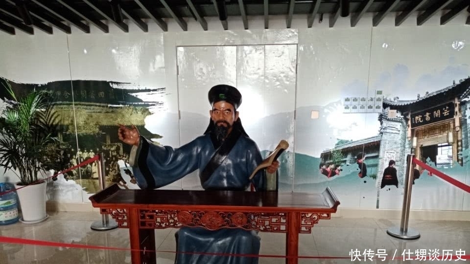 红豆杉是天然健康树,与野狼标本一起摆在展厅,真是赏心悦目