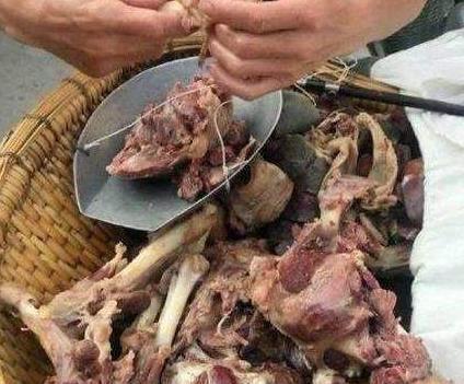 骑车|大爷边骑车边卖小吃,50一斤的“碎肉”被疯抢,内行人说是良心价