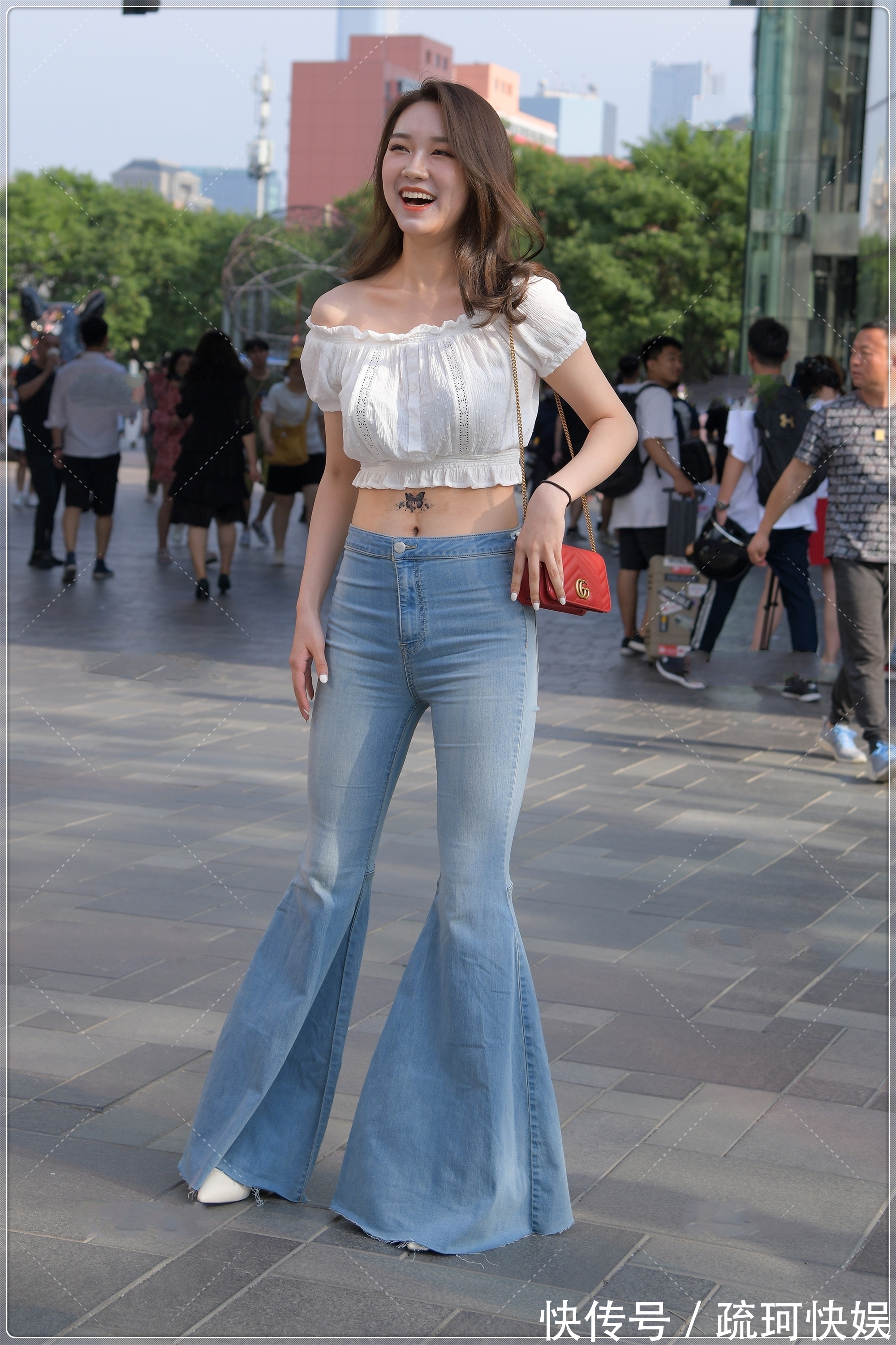 露脐装 一字肩露脐装搭配牛仔喇叭裤,版型独特,时尚范十足