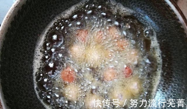 芋头|芋头猪肉丸子外酥里嫩，香糯可口，总是忍不住吃了一个又一个！