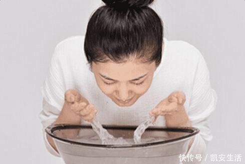 白嫩|女性早上洗脸时,在水里加点“料”,皮肤白嫩紧致,60岁也不老