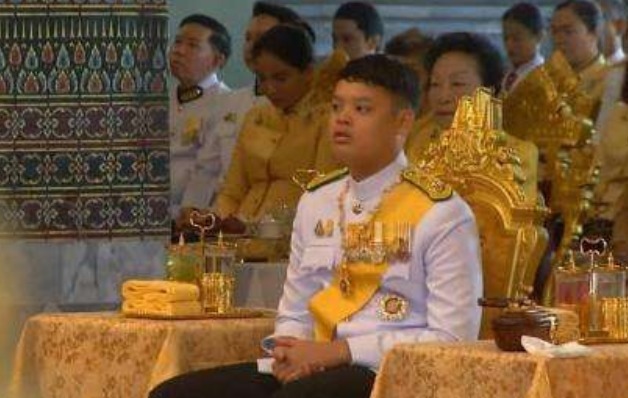 侍卫|泰国的“阿斗”?14岁提帮功在受封的时候发呆,侍卫着急推他一把