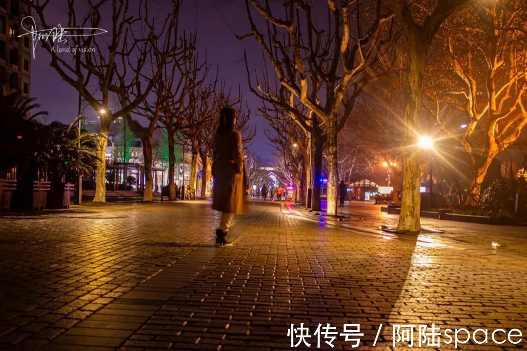 游客|春节期间的湖滨步行街，游客络绎不绝，却并不热闹、也不拥挤