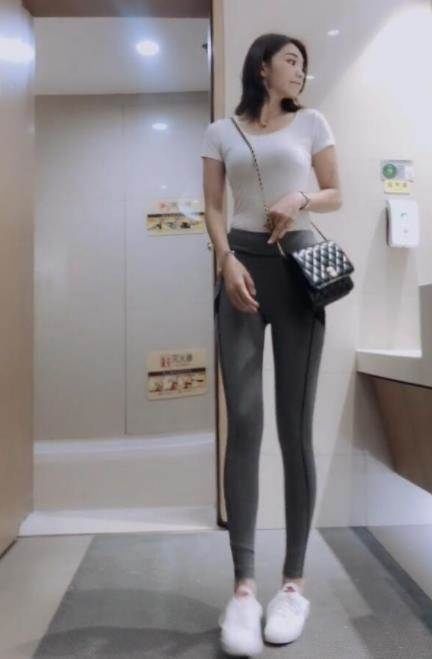 搭配|瑜伽裤搭配上衣，穿出了少女的青春气息！性感十足！！！