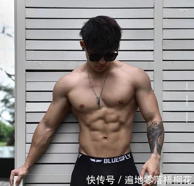 男生|皮肤光滑白净的男生还真不多哦,特别是爱好健身的男生就更是少见!