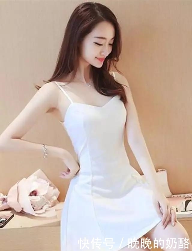 小清新的吊带裙,穿起来一样的时尚,性感!