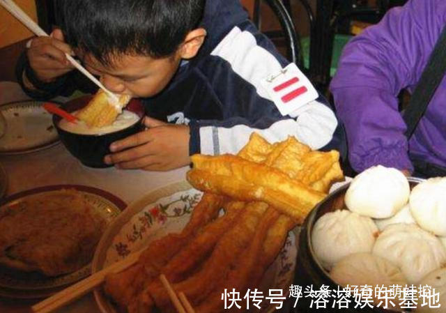 大勇|4种早餐不健康，被称“中国式糊弄早餐”，很多家长还在天天买