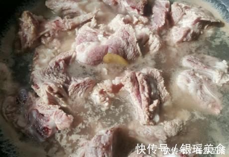 炖排骨时，别直接焯水，多加1个步骤，排骨肉嫩且多汁，不柴不腥