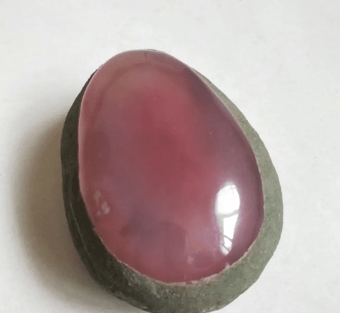 石头|“下河摸鱼捡的石头,至少几斤重”切割后感觉发财了,也不知道值多钱