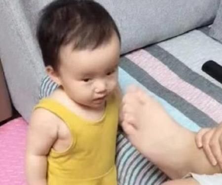 童年时期|爸爸实力坑娃,让女儿闻自己的臭脚,女儿听话照做,结果怀疑人生