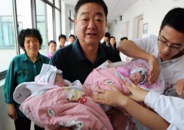 谐音|爸爸姓“操”,妈妈不同意孩子跟爸爸姓,爷爷取的名全家一致赞成