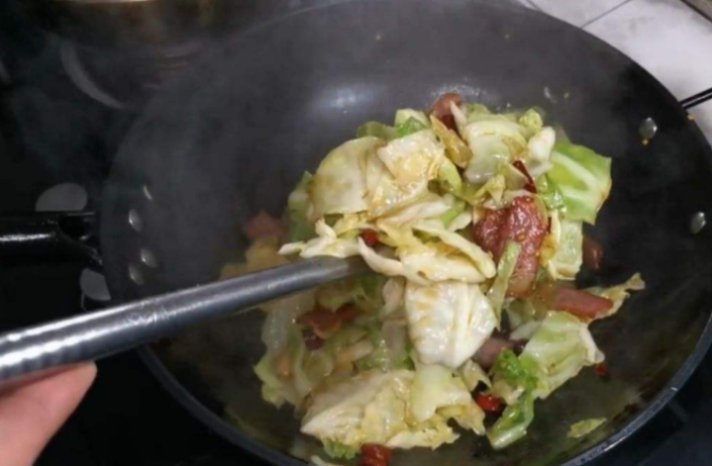 手撕|手撕包菜是过油还是焯水 原来饭店大厨这样做的, 学会受益一辈子