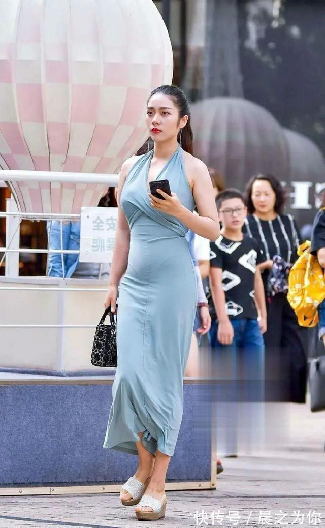 连衣裙 修身的连衣裙让美女大秀好身材，给人以美的视觉享受，风采洋溢