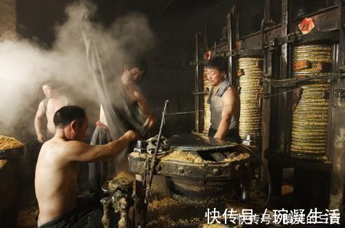 炸油|城里人喜欢到农村，去购买油菜籽自己炸油吃，还说自榨油不安全？