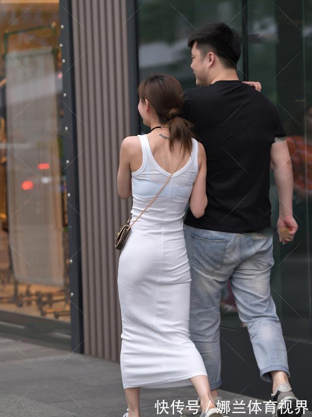 性感 方领针织长裙搭配休闲帆布鞋,轻松舒适,端庄性感的简约穿搭