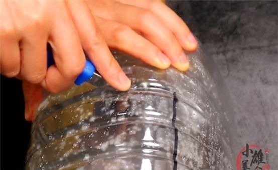 空油桶如何装鸡蛋,姑娘教我小妙招,没想到这么简单,太实用了