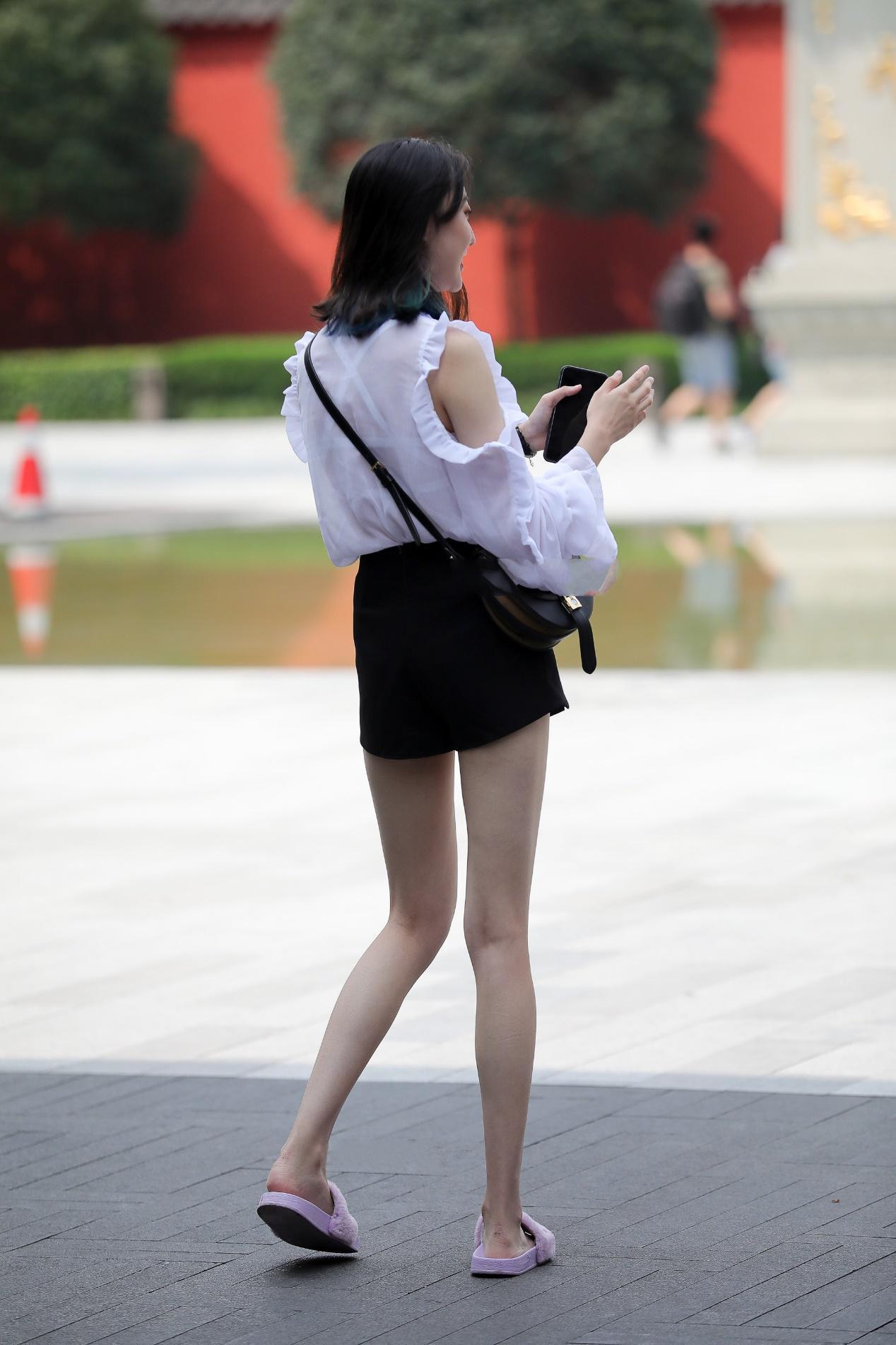 袖边|街拍:白色花边袖边衬衣, 搭配黑色裙子, 变身职场女精英