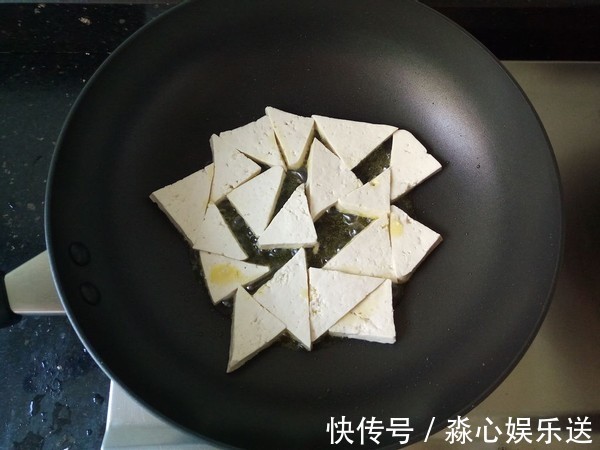 豆腐此做法比肉都好吃,外酥里嫩,两块钱一大盘,全家抢着吃