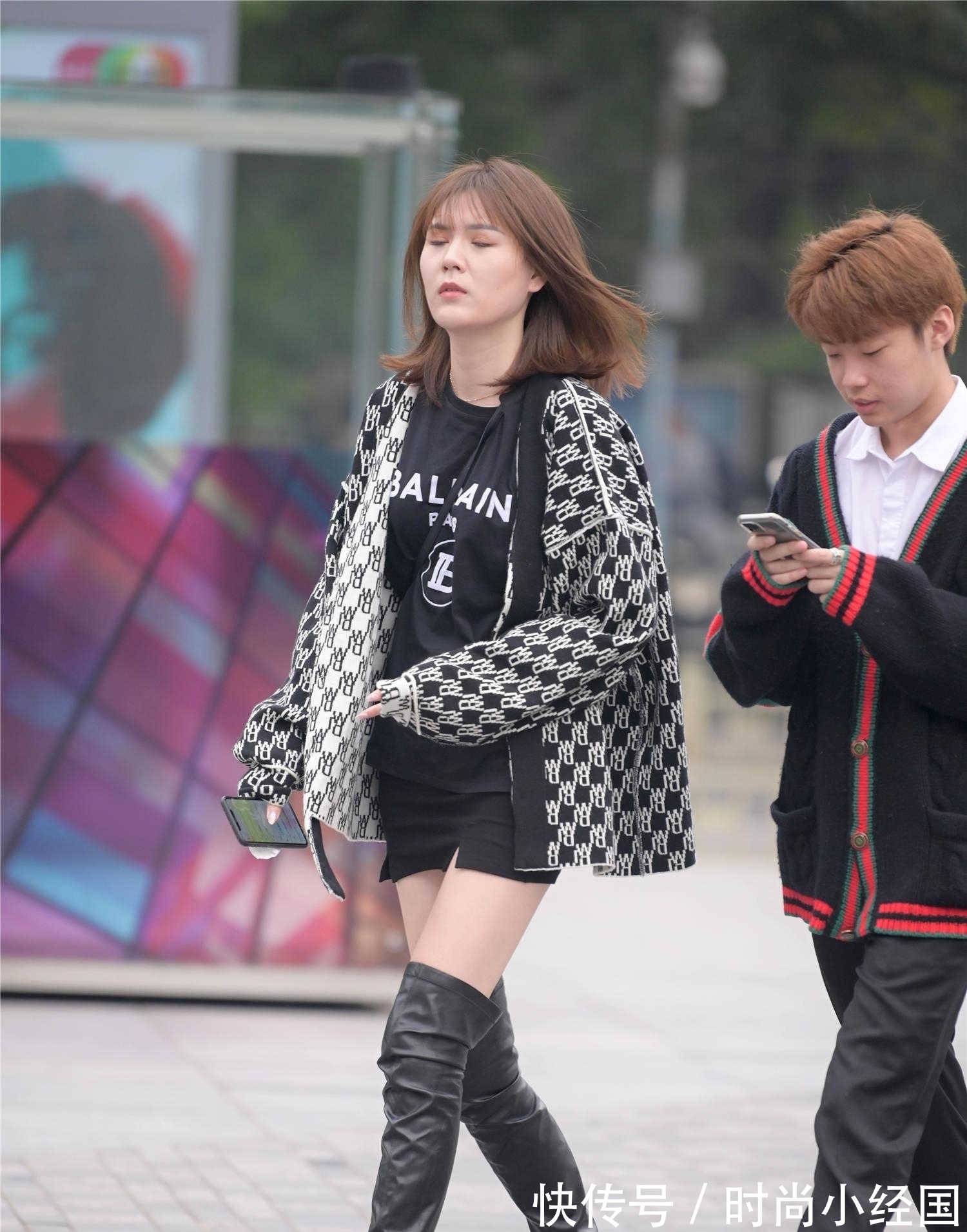 美女|时尚的姑娘还是喜欢皮靴，有质感，还穿出高级时尚美