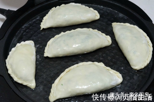 菜盒子薄皮大馅特好吃,面粉不用开水烫,放多久都不会硬!