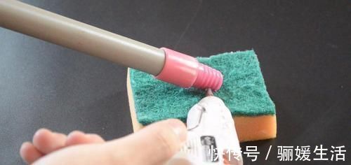 手杆|你家里有用旧不要的百洁布吗？这个用途太聪明了，越早知道越好