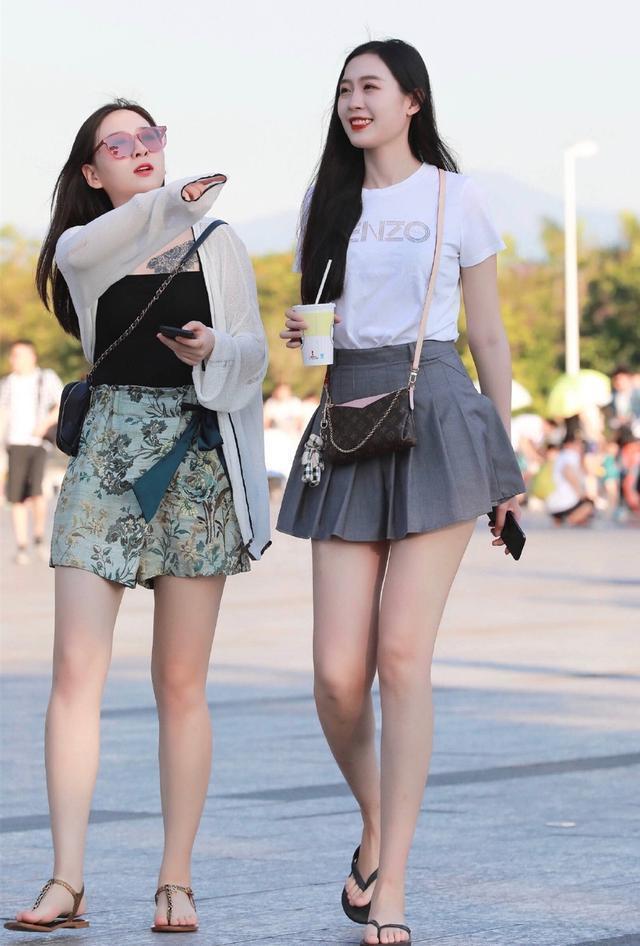 街拍:微胖美女白衬衣配皮裙时尚又潮流,尽显好身材了